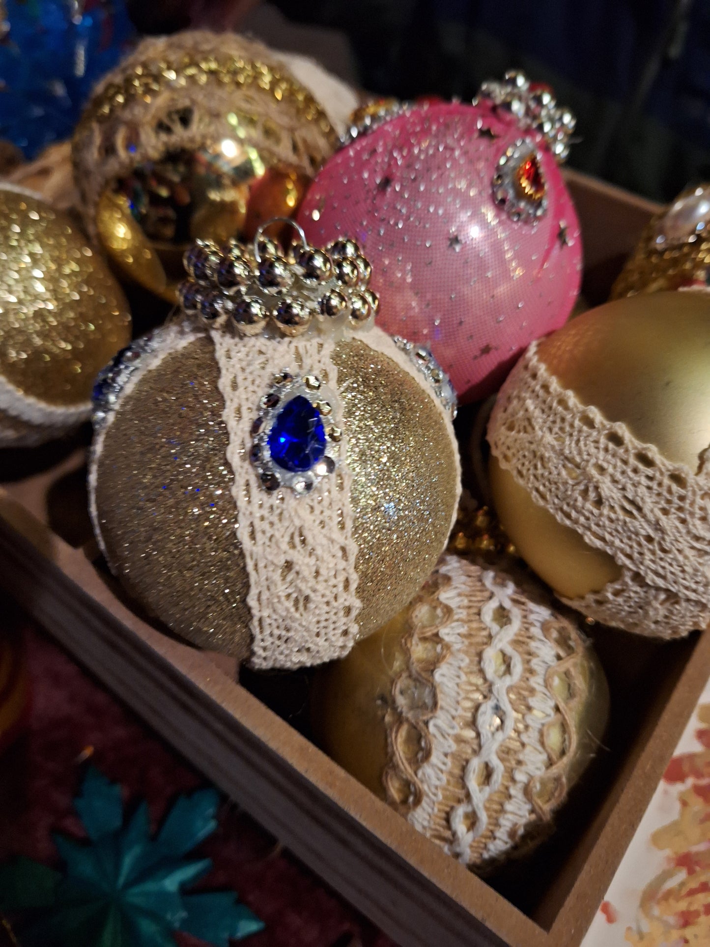 Handdekorierter Weihnachtskugel – 5 Designs, mit Kunststeinen