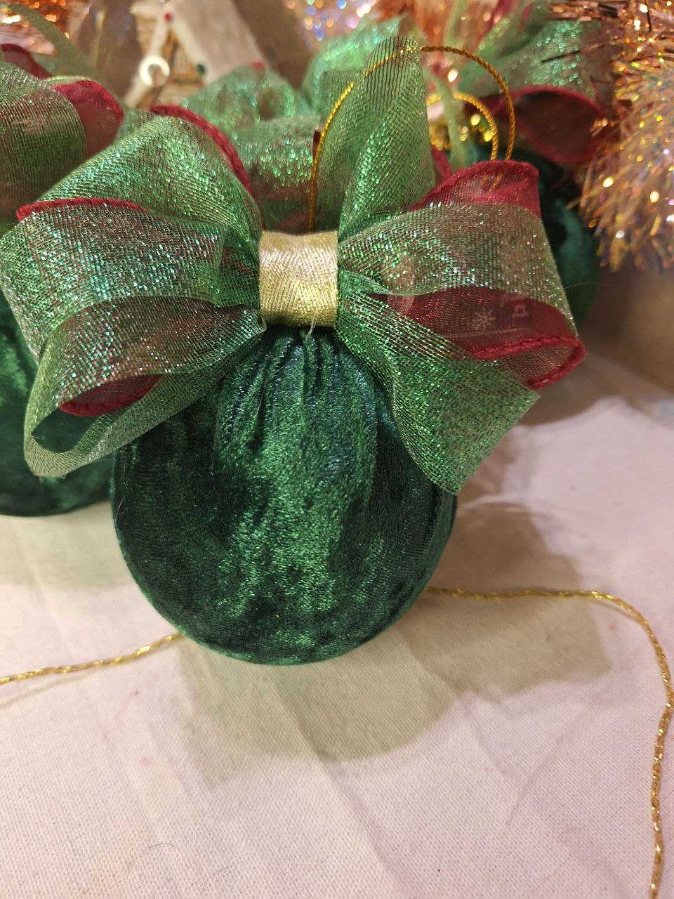 Weihnachtskugel „Samtwald“ – Smaragdgrün | Handgemacht | Einzelstück