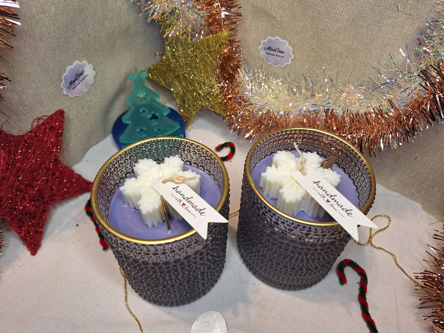 Luxus-Glaskerze „Winterglanz“ – Violett & Schneeflocke – 12 cm | 2 Dochte | 600 g Naturwachs | Advent & Weihnachten