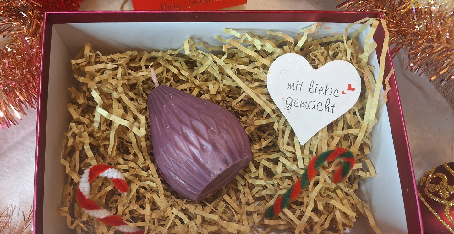 Kegelkerze „Eleganter Winterkegel“ – Lila | Handgegossen | 8×6 cm | Advent & Geschenkidee