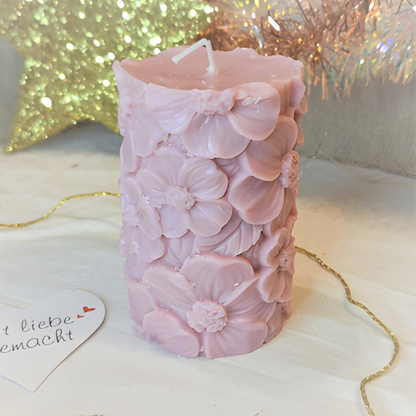 Handgefertigte Kerze „Blütengarten“ – Lila & Beige – 10 cm | Florale Deko für Advent & Weihnachten