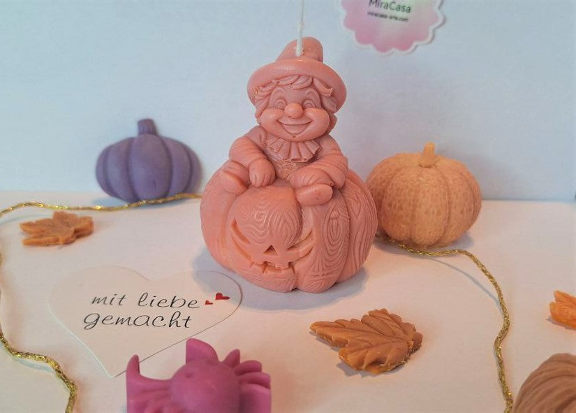Kerze „Herbstgnom auf Kürbis“ – handgegossen, natürlich, Herbstdekoration