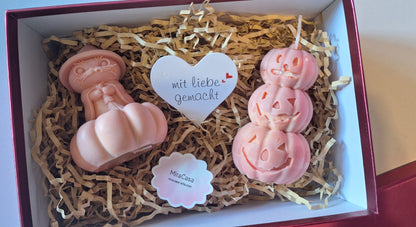 Kerze „Zauber-Kater auf Kürbis“ – Handgemacht, Halloween Deko, Naturwachs