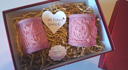 Elegantes Set aus 2 Sojakerzen mit Halloween-Ornament