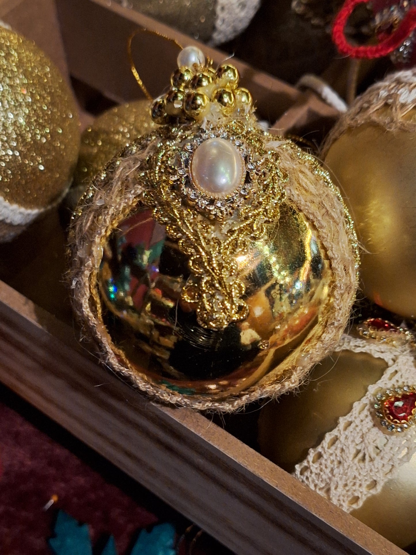 Handdekorierter Weihnachtskugel – 5 Designs, mit Kunststeinen