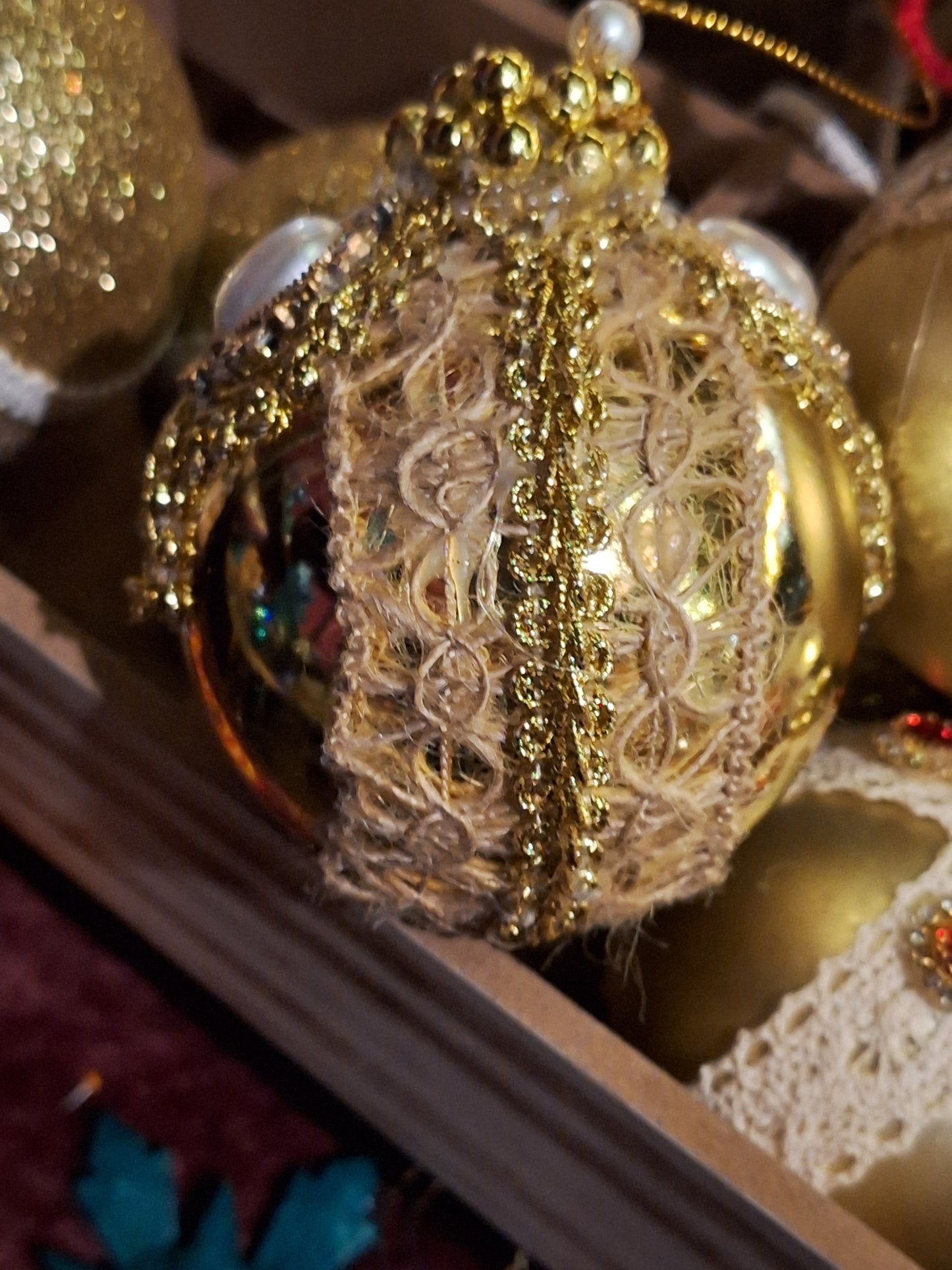 Handdekorierter Weihnachtskugel – 5 Designs, mit Kunststeinen