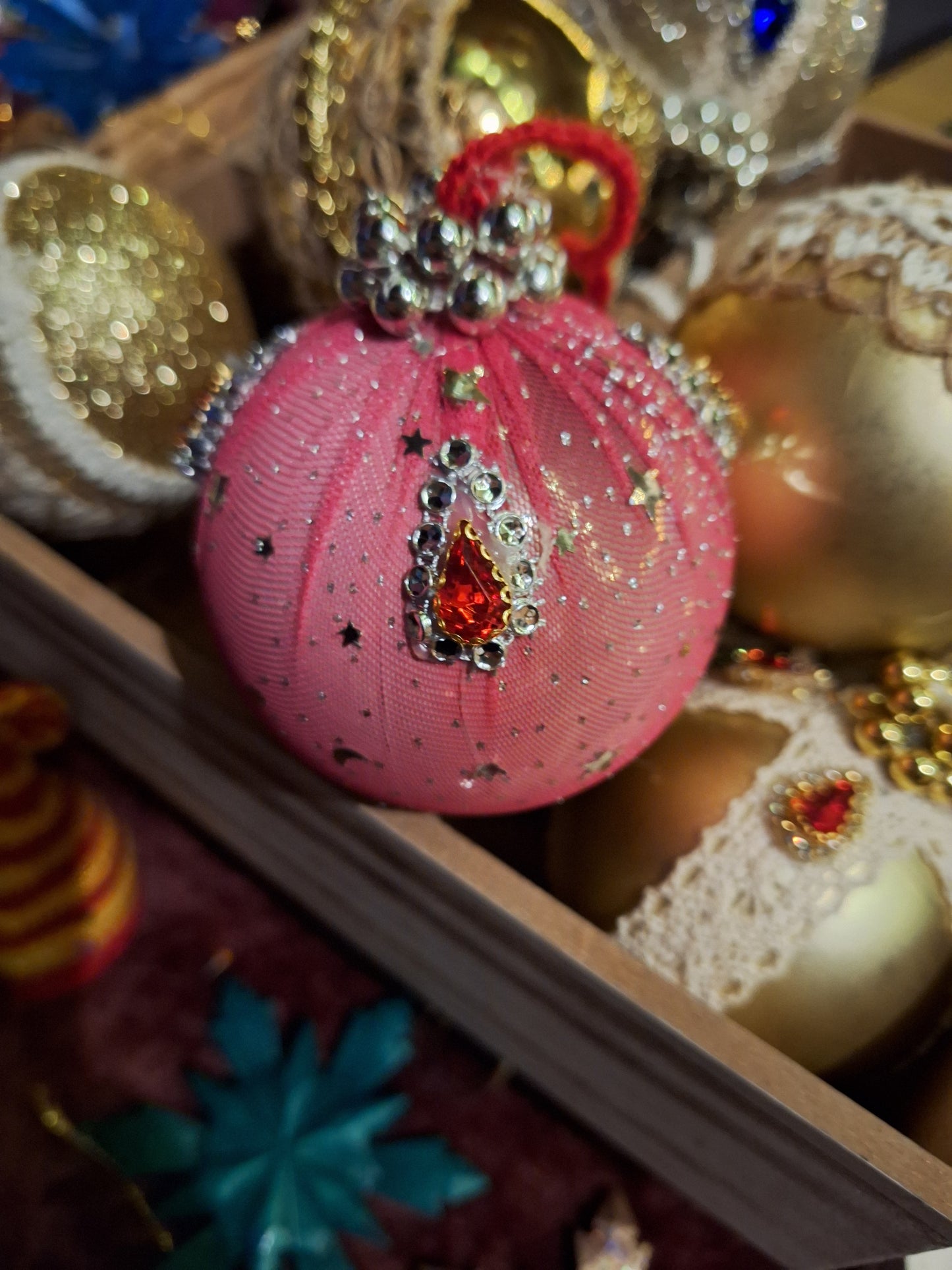 Handdekorierter Weihnachtskugel – 5 Designs, mit Kunststeinen