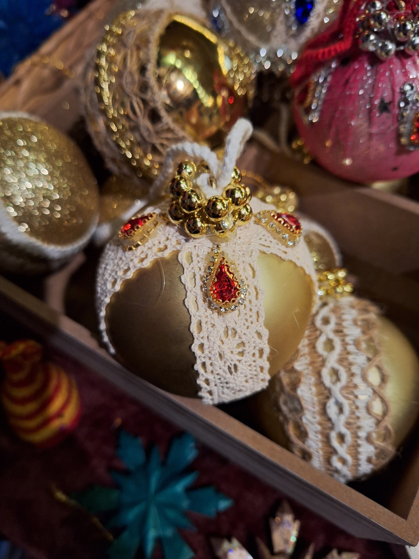 Handdekorierter Weihnachtskugel – 5 Designs, mit Kunststeinen