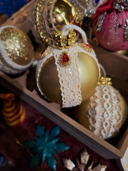 Handdekorierter Weihnachtskugel – 5 Designs, mit Kunststeinen