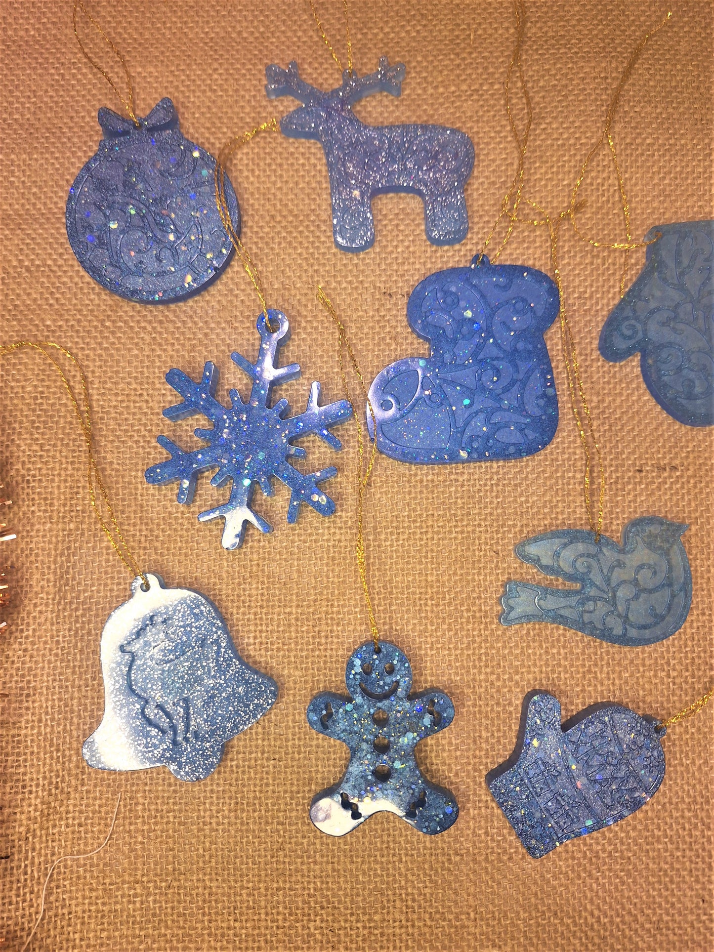 Weihnachtsbaumschmuck-Set – 9 perlmuttblaue Harz-Anhänger mit Relief