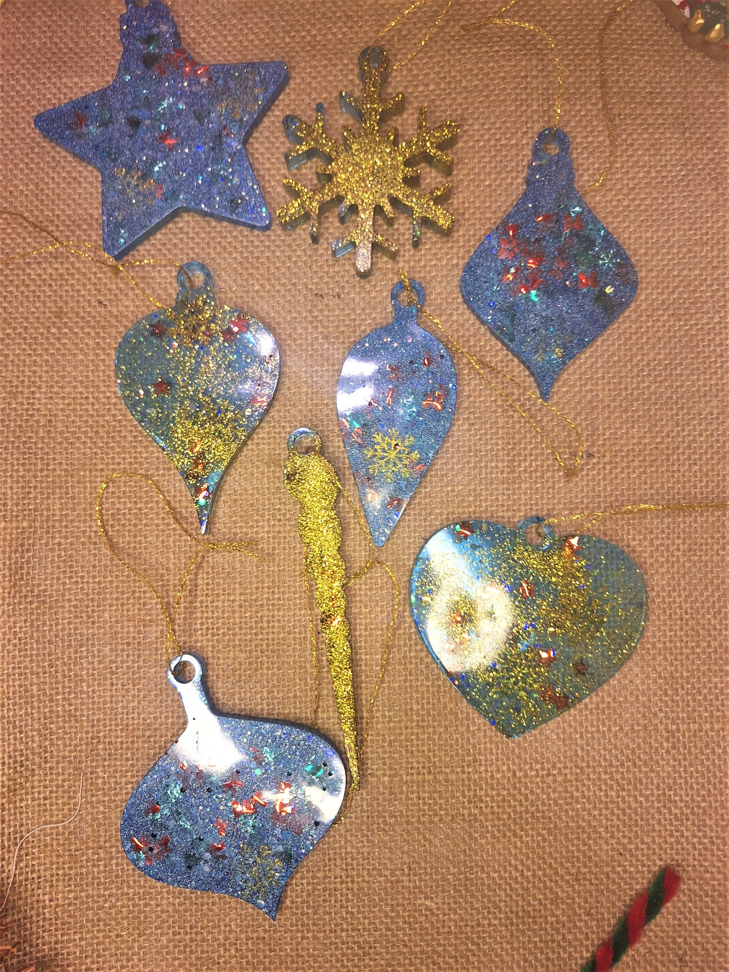 Weihnachtsbaumschmuck-Set – 8 glitzernde Harz-Anhänger in Blau