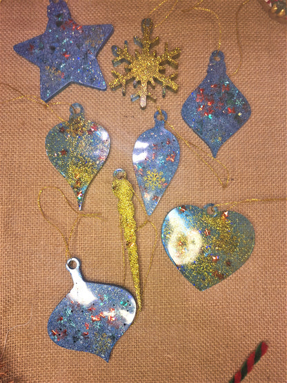 Weihnachtsbaumschmuck-Set – 8 glitzernde Harz-Anhänger in Blau