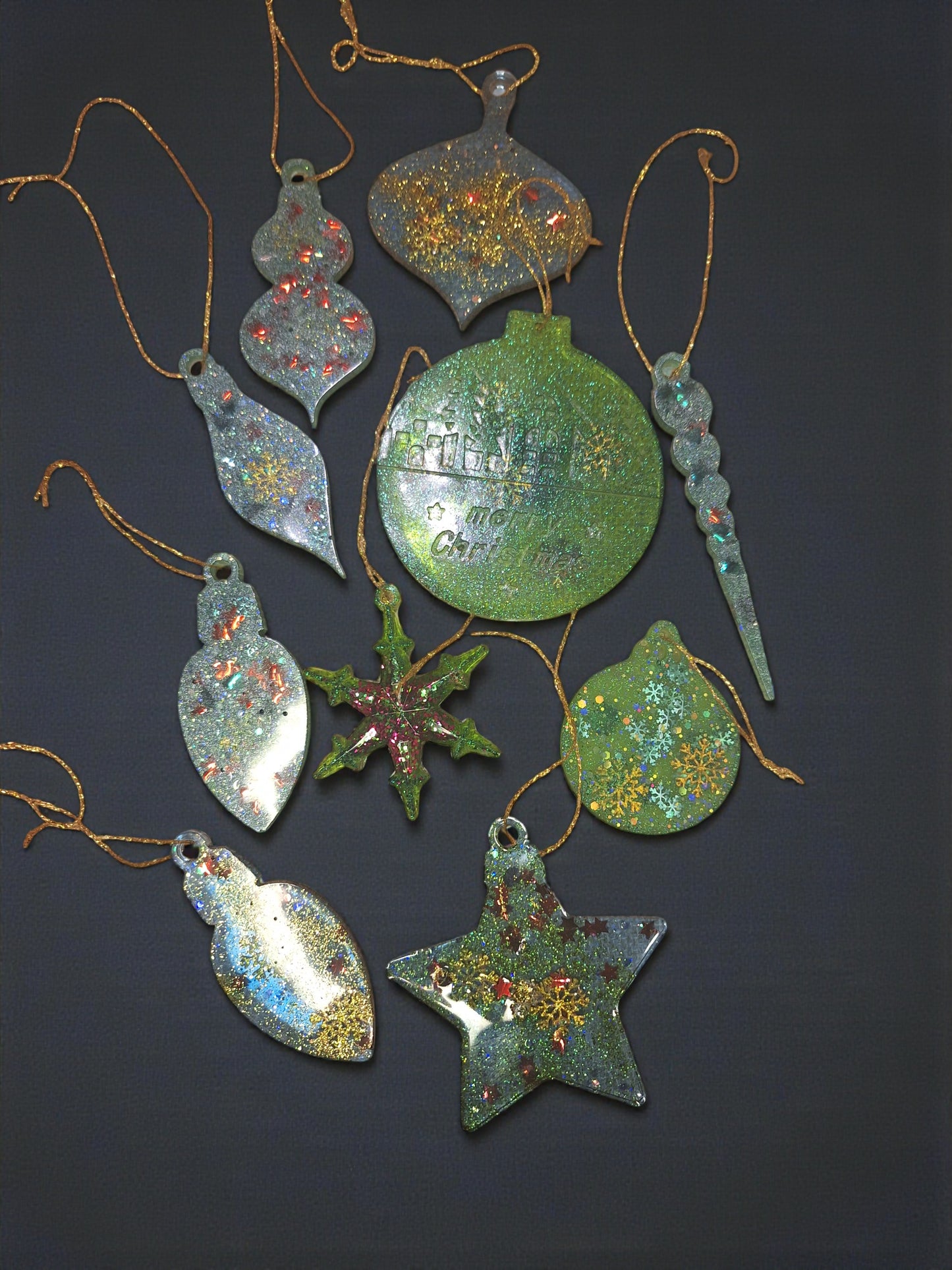 Weihnachtsbaumschmuck-Set – 10 Harz-Anhänger mit großem Deko-Kugel-Moti