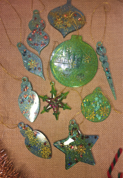 Weihnachtsbaumschmuck-Set – 10 Harz-Anhänger mit großem Deko-Kugel-Moti