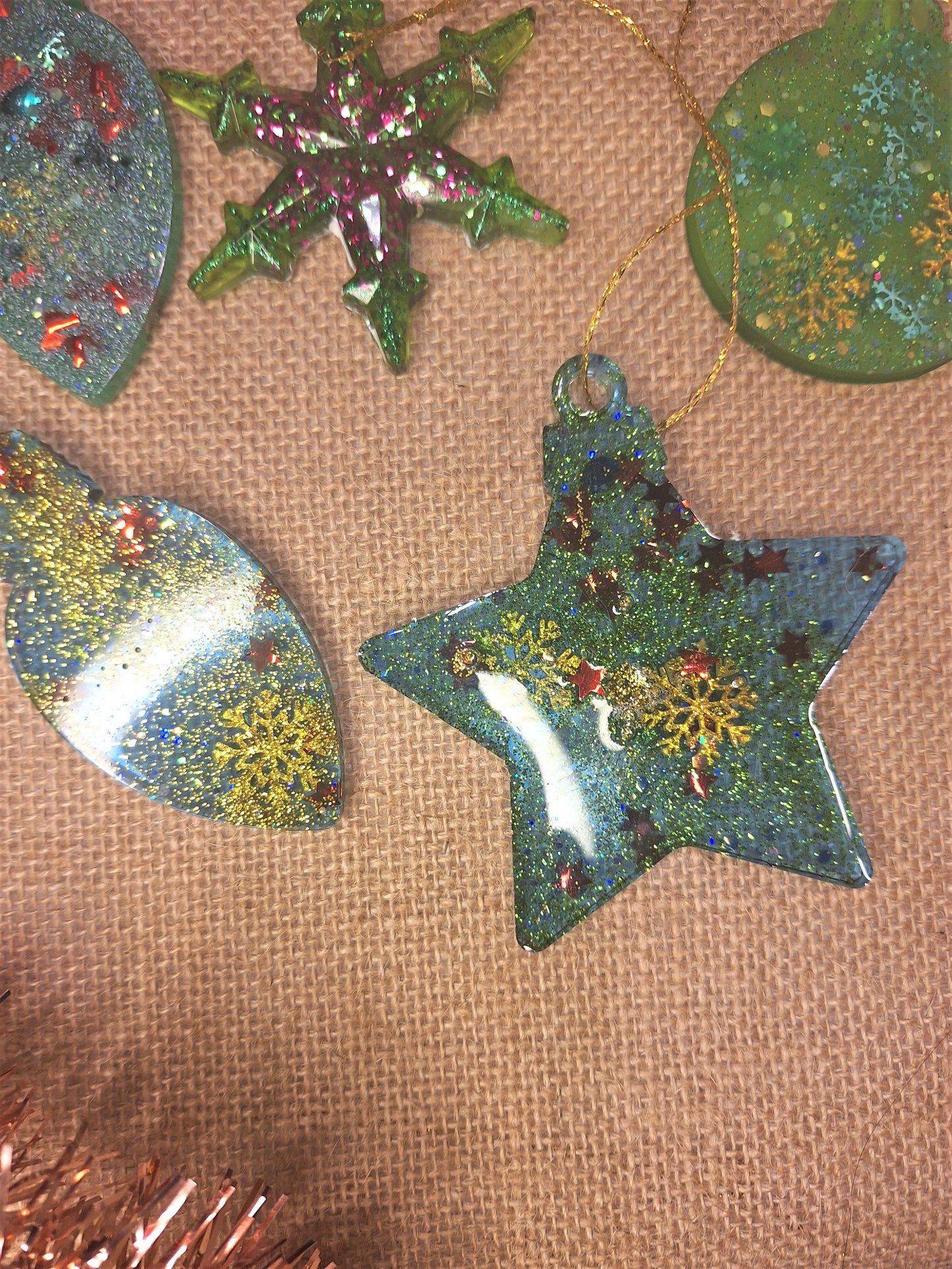 Weihnachtsbaumschmuck-Set – 10 Harz-Anhänger mit großem Deko-Kugel-Moti