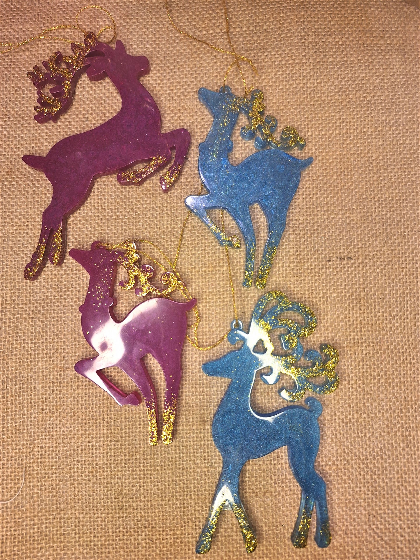 Rentier-Anhänger Set – 4 glitzernde Harzfiguren, 12 cm