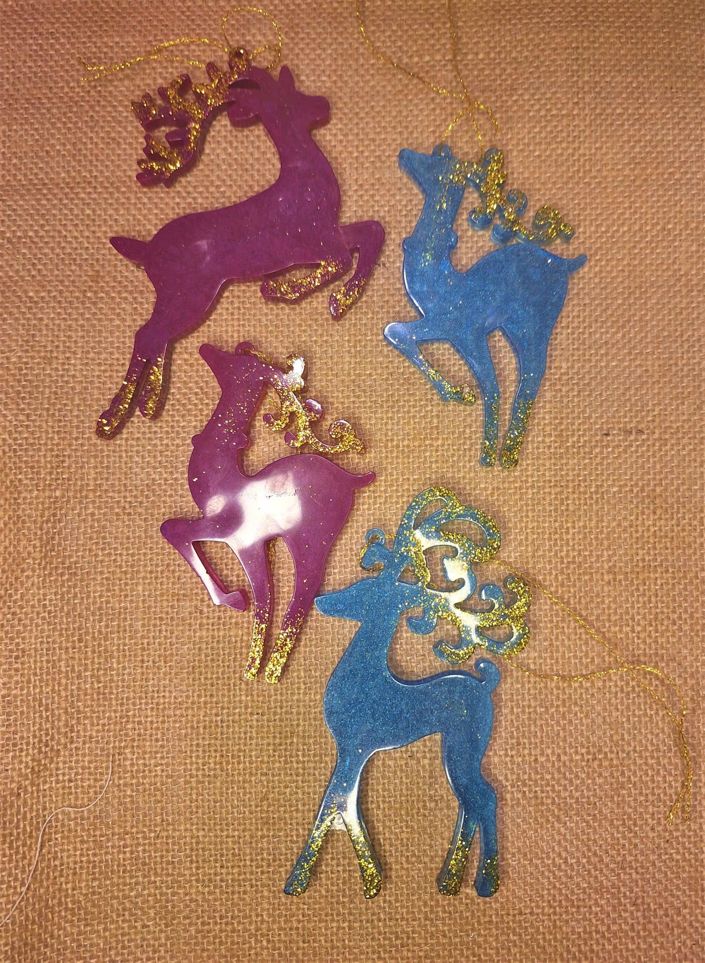 Rentier-Anhänger Set – 4 glitzernde Harzfiguren, 12 cm