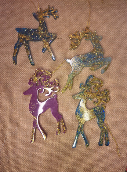 Weihnachtsanhänger ‚Rentiere‘ – 4 glitzernde Harz-Figuren, buntes Set