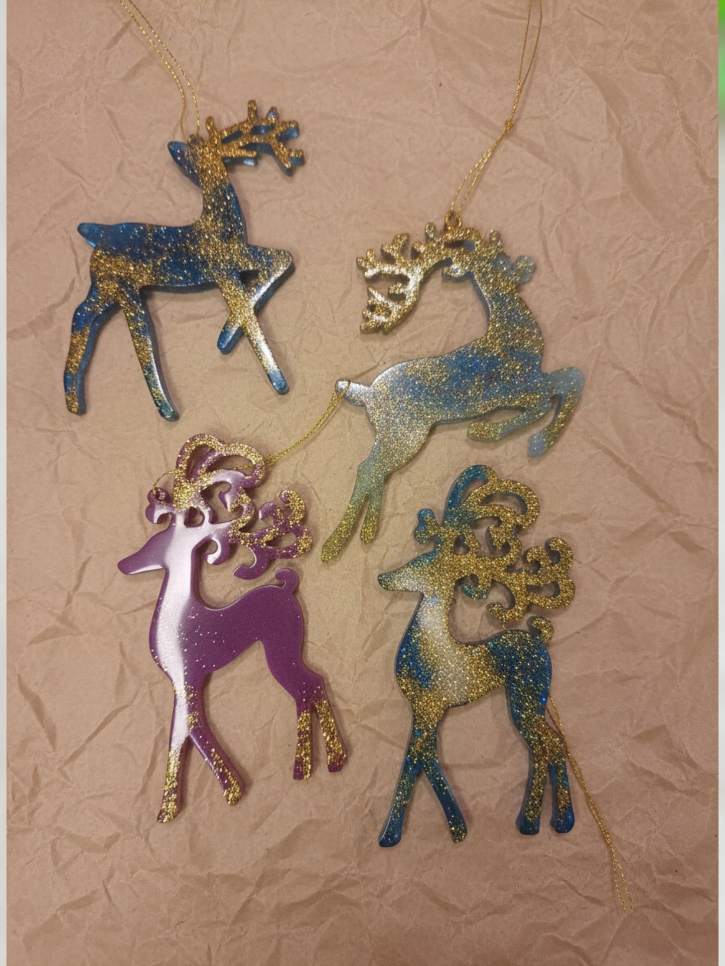 Weihnachtsanhänger ‚Rentiere‘ – 4 glitzernde Harz-Figuren, buntes Set