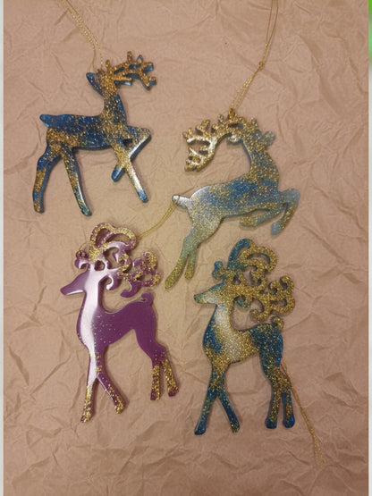 Weihnachtsanhänger ‚Rentiere‘ – 4 glitzernde Harz-Figuren, buntes Set