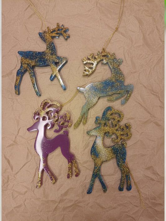 Weihnachtsanhänger ‚Rentiere‘ – 4 glitzernde Harz-Figuren, buntes Set