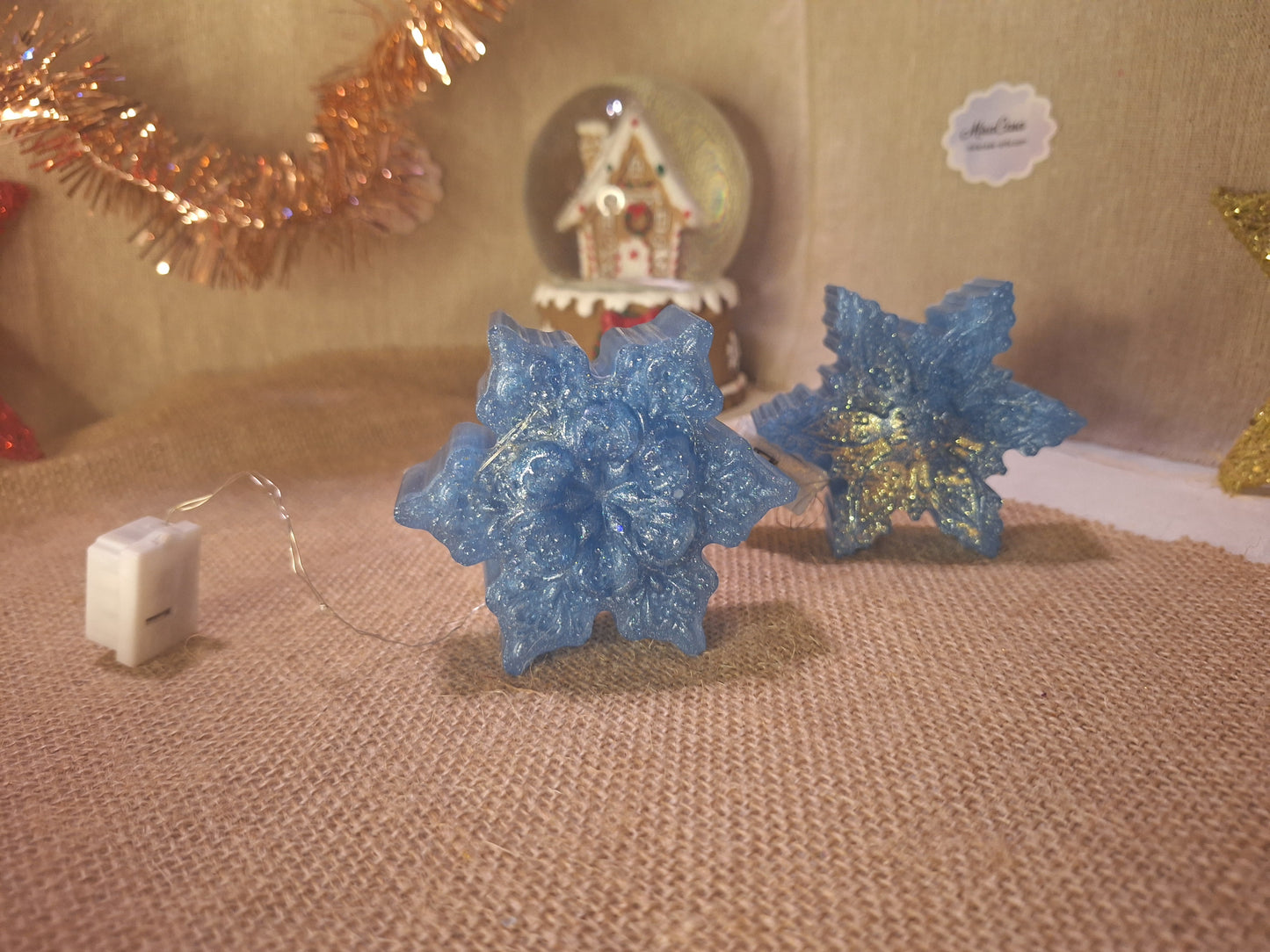 Leuchtendes Schneeflocken-Duo aus Harz – Blau/Gold, 2er-Set