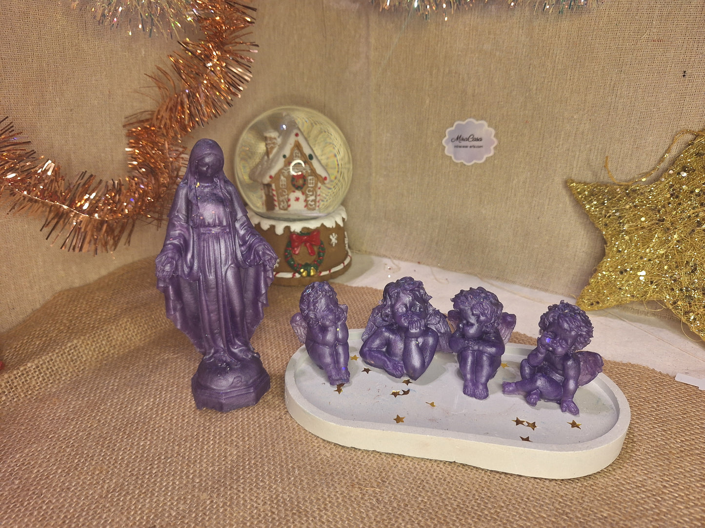 Deko-Komposition ‚Maria & Engel‘ – Epoxidharz-Skulpturen mit Gips-Tablett, violett-perlmutt