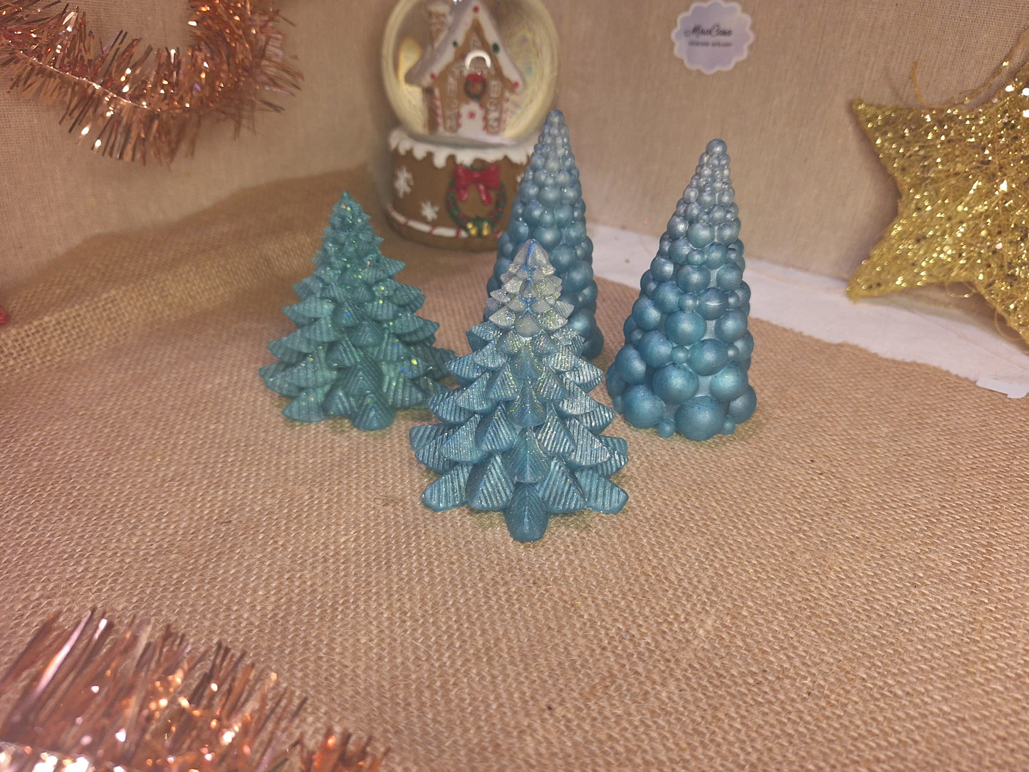 Миниатюрные ели из смолы – жемчужно-зеленые/голубые, две модели, 8–10 см.