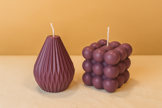 Kerzenset „Winter Shapes“ – 2er-Set in Lila | Handgegossen | Sojawachs | Geschenkset zu Advent & Weihnachten