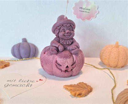 Kerze „Herbstgnom auf Kürbis“ – handgegossen, natürlich, Herbstdekoration