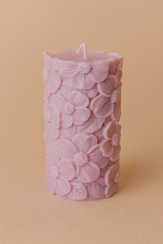 Handgefertigte Kerze „Blütengarten“ – Lila & Beige – 10 cm | Florale Deko für Advent & Weihnachten