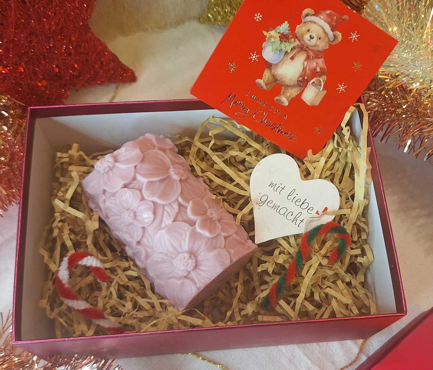 Handgefertigte Kerze „Blütengarten“ – Lila & Beige – 10 cm | Florale Deko für Advent & Weihnachten