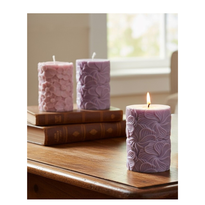 Handgefertigte Kerze „Blütengarten“ – Lila & Beige – 10 cm | Florale Deko für Advent & Weihnachten