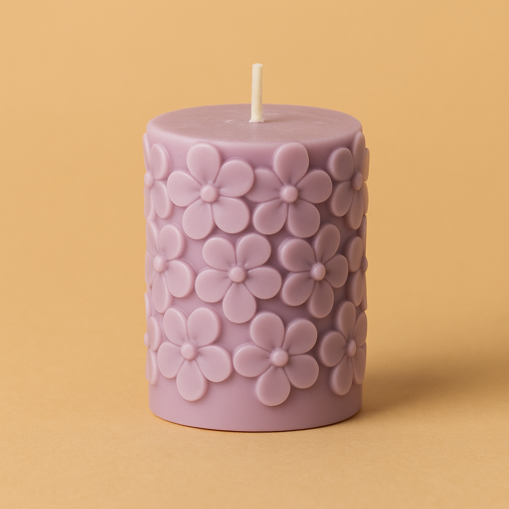 Handgefertigte Kerze „Feine Blüten“ – Lila & Beige – 8 cm | Zarte Advent- & Weihnachtsdeko