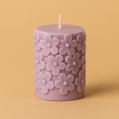 Handgefertigte Kerze „Feine Blüten“ – Lila & Beige – 8 cm | Zarte Advent- & Weihnachtsdeko