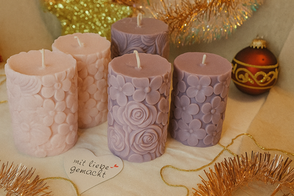 Handgefertigte Kerze „Feine Blüten“ – Lila & Beige – 8 cm | Zarte Advent- & Weihnachtsdeko