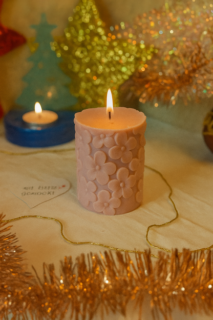 Handgefertigte Kerze „Feine Blüten“ – Lila & Beige – 8 cm | Zarte Advent- & Weihnachtsdeko
