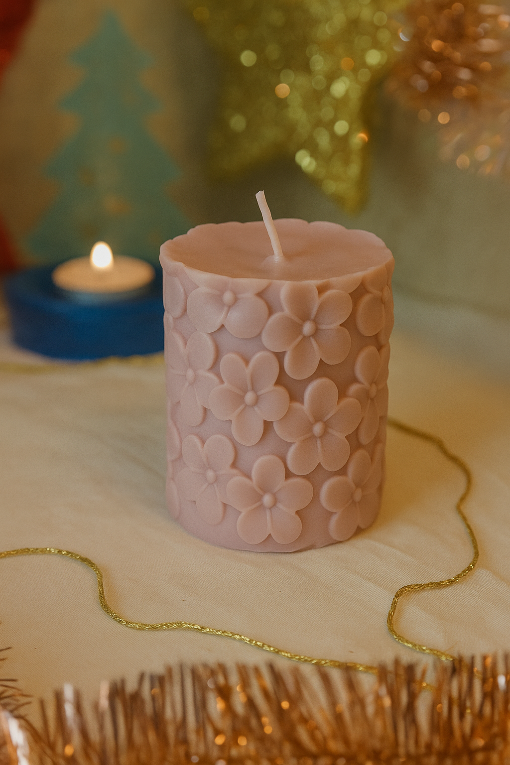 Handgefertigte Kerze „Feine Blüten“ – Lila & Beige – 8 cm | Zarte Advent- & Weihnachtsdeko