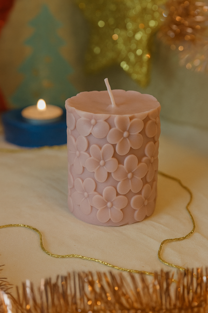 Handgefertigte Kerze „Feine Blüten“ – Lila & Beige – 8 cm | Zarte Advent- & Weihnachtsdeko