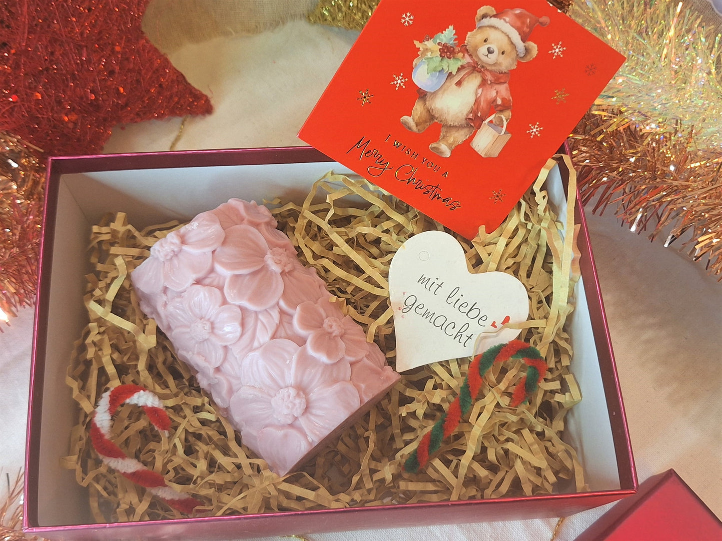 Handgefertigte Kerze „Feine Blüten“ – Lila & Beige – 8 cm | Zarte Advent- & Weihnachtsdeko