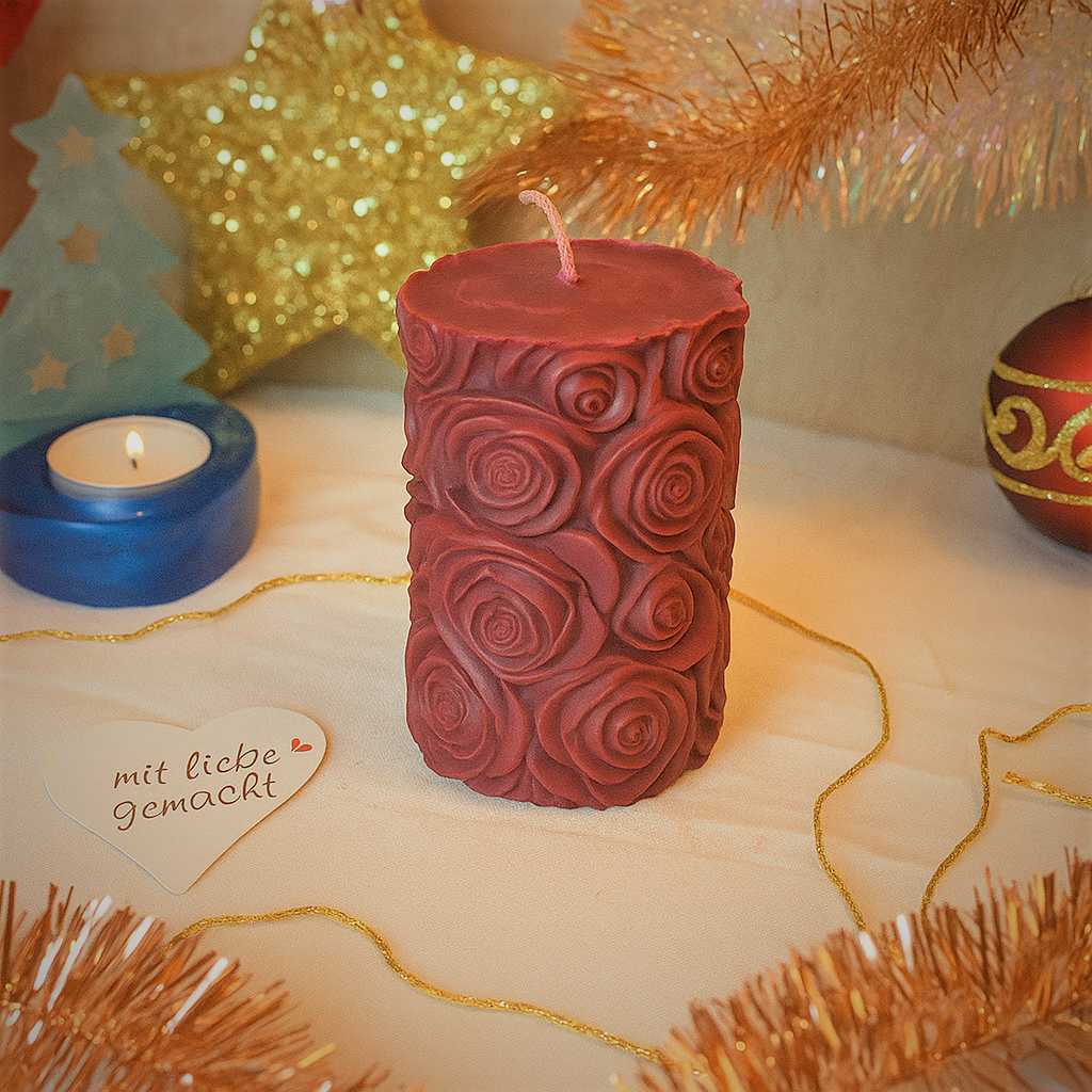 Handgefertigte Kerze „Rosengarten“ – Beige & Bordeaux – 8 cm | Elegante Advent- & Weihnachtsdeko