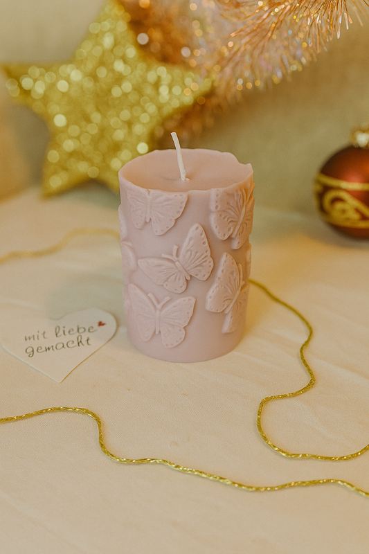 Handgefertigte Kerze „Schmetterlingstanz“ – Lila & Beige – 8 cm | Zarte Advent- & Weihnachtsdeko