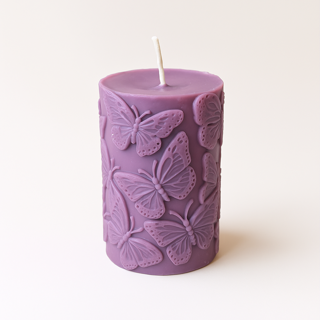 Handgefertigte Kerze „Schmetterlingstanz“ – Lila & Beige – 8 cm | Zarte Advent- & Weihnachtsdeko