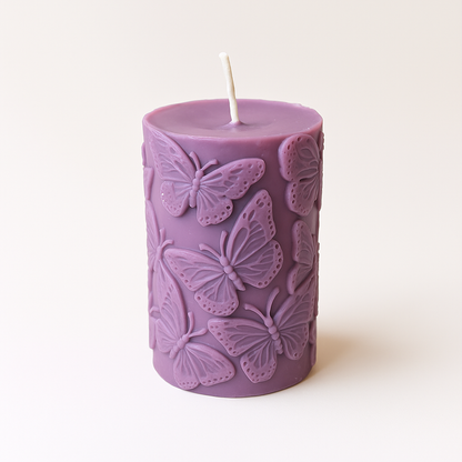 Handgefertigte Kerze „Schmetterlingstanz“ – Lila & Beige – 8 cm | Zarte Advent- & Weihnachtsdeko