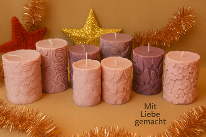 Handgefertigte Kerze „Schmetterlingstanz“ – Lila & Beige – 8 cm | Zarte Advent- & Weihnachtsdeko