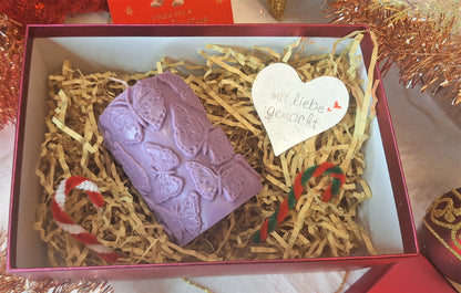 Handgefertigte Kerze „Schmetterlingstanz“ – Lila & Beige – 8 cm | Zarte Advent- & Weihnachtsdeko