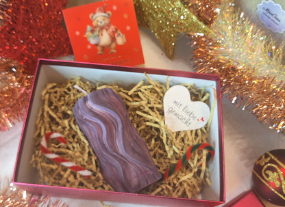 Handgefertigte Kerze „Winterwellen“ – Lila – 14 cm | Elegante Advent- & Weihnachtskerze