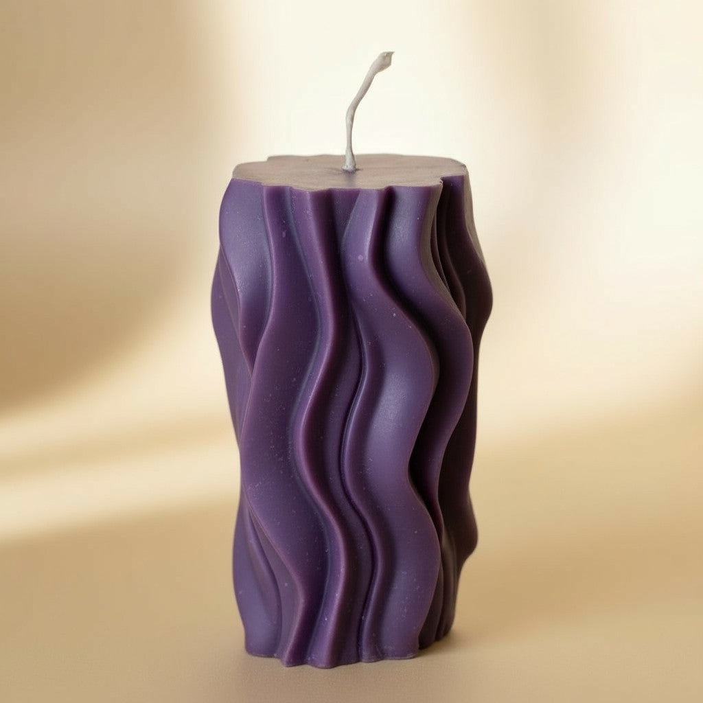 Handgefertigte Kerze „Winterwellen“ – Lila – 14 cm | Elegante Advent- & Weihnachtskerze