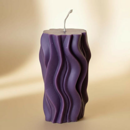 Handgefertigte Kerze „Winterwellen“ – Lila – 14 cm | Elegante Advent- & Weihnachtskerze