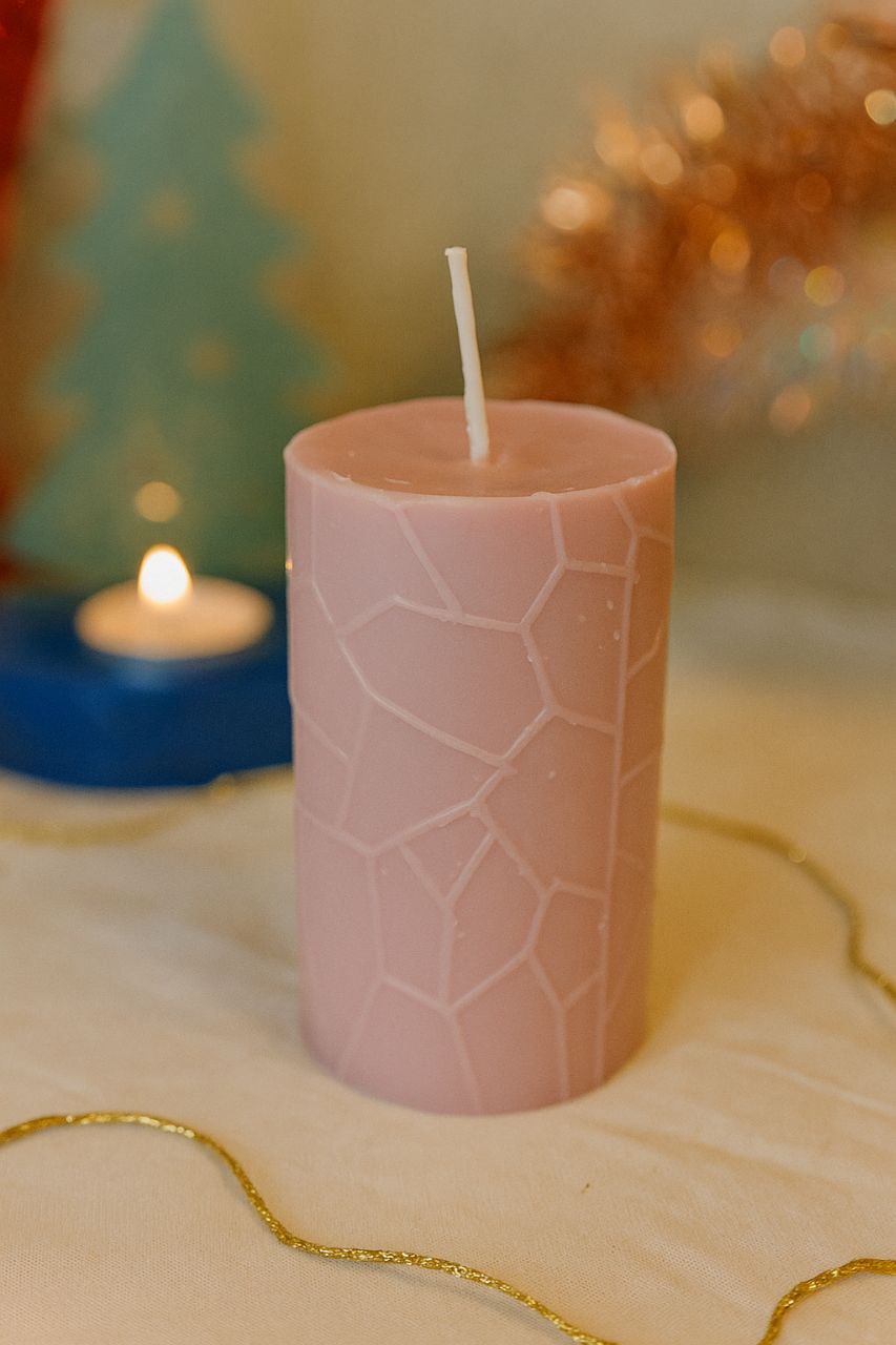 Stumpenkerze „Eisstruktur Mini“ – Handgegossen | Beige | 7×5 cm | Winter & Advent